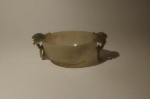 Coupe en jade gravée de chrysanthèmes, à deux anses formées par des lotus avec anneaux, image 1/1