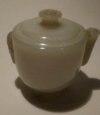 Théière en jade, à couvercle, sur trois pieds bas avec anses et goulot gravés, image 1/4