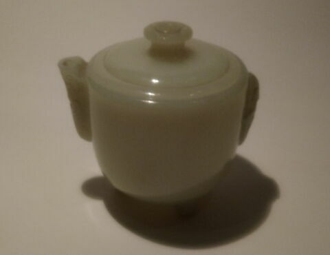 Théière en jade, à couvercle, sur trois pieds bas avec anses et goulot gravés, image 2/4