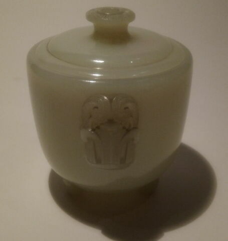 Théière en jade, à couvercle, sur trois pieds bas avec anses et goulot gravés, image 3/4