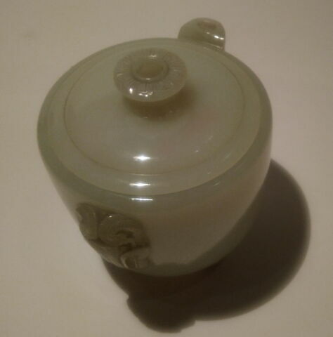 Théière en jade, à couvercle, sur trois pieds bas avec anses et goulot gravés, image 4/4