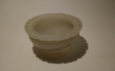 Vase en jade (d'une paire avec R 1369), à bords dentelés, image 2/3