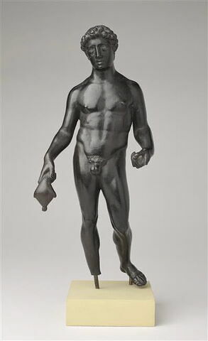 Statuette : jeune homme nu tenant une bourse, image 1/3