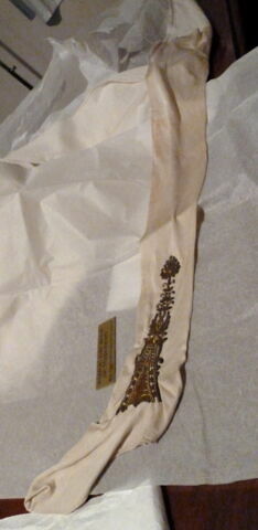 Deux paires de bas de soie brodés d'or ayant appartenu à Napoléon, image 1/2