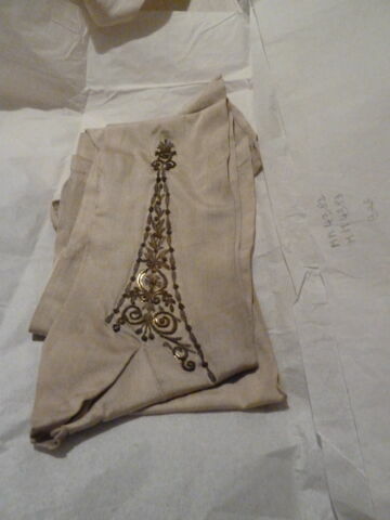 Deux paires de bas de soie brodés d'or ayant appartenu à Napoléon, image 2/2