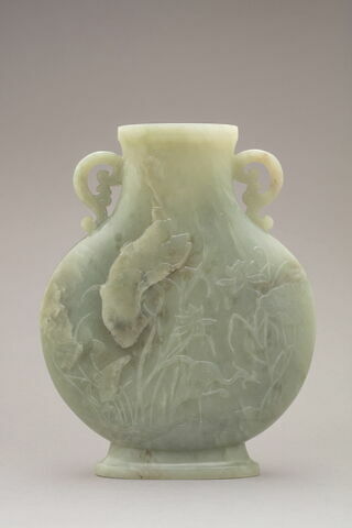Vase plat à deux anses en jade vert pâle, image 2/3