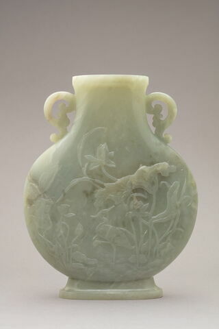Vase plat à deux anses en jade vert pâle, image 1/3