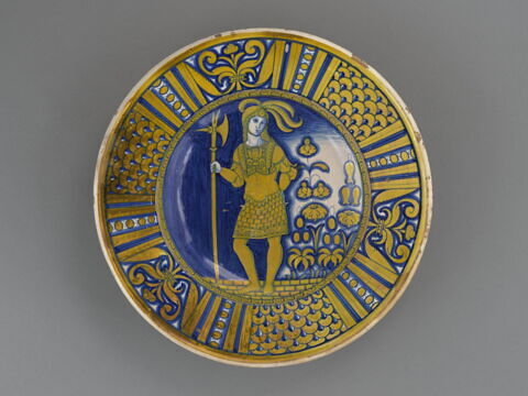 Plat rond : guerrier en pied, image 1/2