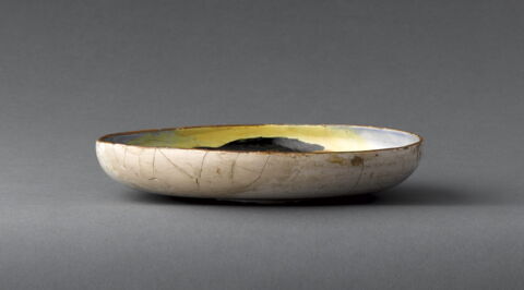 Coupe ronde : portrait féminin de trois-quarts, image 3/3