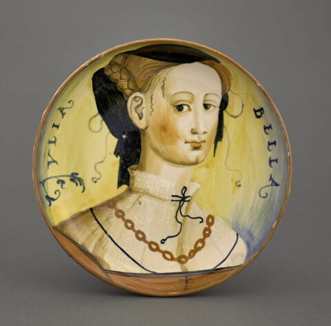 Coupe ronde : portrait féminin de trois-quarts, image 1/3