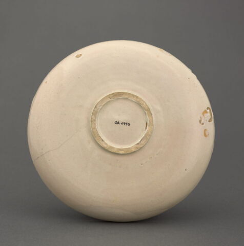 Coupe ronde : portrait féminin de trois-quarts, image 2/3