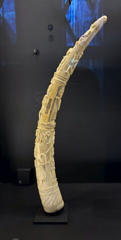 Olifant sculpté en relief par les sauvages de l'Ile de Mozambique (Côte d'Afrique), image 2/2