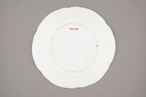 Assiette, à bords festonés, marli gaufré à ornements simulant des arceaux, d'un ensemble de huit (TH 1137 à 1144), image 2/2