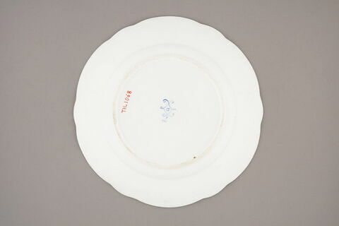Assiette, à bords festonés, marli gaufré, d'un ensemble de soixante-dix (TH 1067 à 1136)., image 2/2