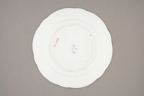 Assiette, à bords festonés, marli gaufré, d'un ensemble de soixante-dix (TH 1067 à 1136)., image 2/2