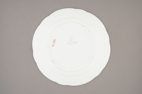 Assiette, à bords festonés, marli gaufré, d'un ensemble de soixante-dix (TH 1067 à 1136), image 2/2