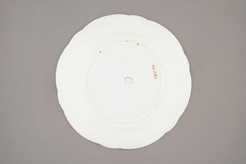 Assiette, à bords festonés, marli gaufré, d'un ensemble de soixante-dix (TH 1067 à 1136)., image 2/2