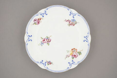 Assiette, à bords festonés, marli gaufré, d'un ensemble de soixante-dix (TH 1067 à 1136)., image 1/2