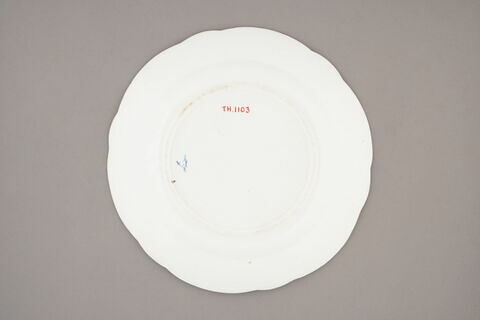 Assiette, à bords festonés, marli gaufré, d'un ensemble de soixante-dix (TH 1067 à 1136), image 2/2