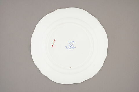 Assiette, à bords festonés, marli gaufré, d'un ensemble de soixante-dix (TH 1067 à 1136), image 2/2