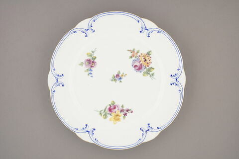 Assiette, à bords festonés, marli gaufré, d'un ensemble de soixante-dix (TH 1067 à 1136), image 1/2