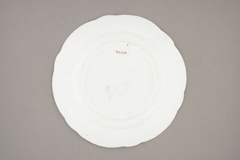 Assiette, à bords festonés, marli gaufré, d'un ensemble de soixante-dix (TH 1067 à 1136), image 2/2