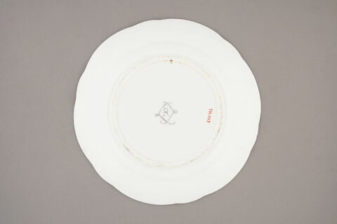 Assiette, à bords festonés, marli gaufré, d'un ensemble de soixante-dix (TH 1067 à 1136), image 2/2
