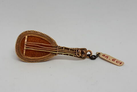 Pendeloque en forme de mandoline, en ambre monté sur or