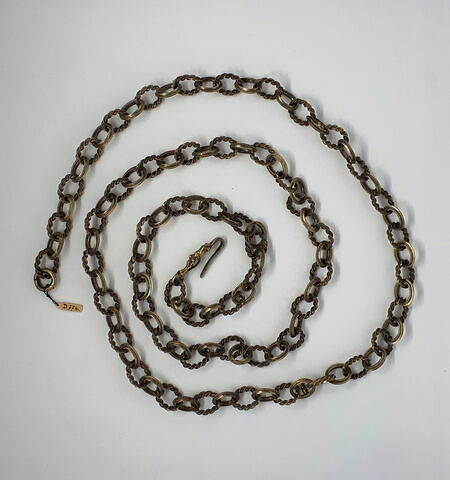 Chaîne en vermeil, composée de cent-huit anneaux oblongs
