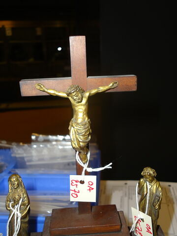Christ en croix d'un ensemble de douze statuettes provenant d'une châsse, image 3/4