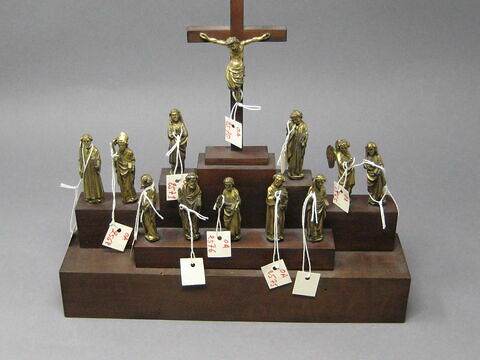 Christ en croix d'un ensemble de douze statuettes provenant d'une châsse, image 2/4