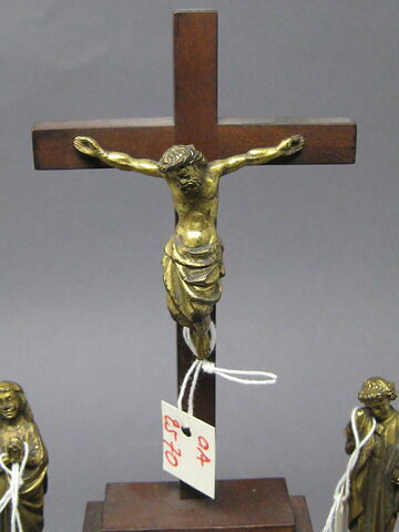Christ en croix d'un ensemble de douze statuettes provenant d'un châsse.