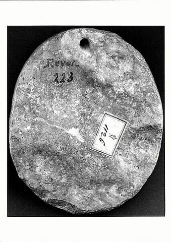 Médaillon ovale orné d'un buste d'homme en cuirasse, initiales H.B.P.P., image 2/2