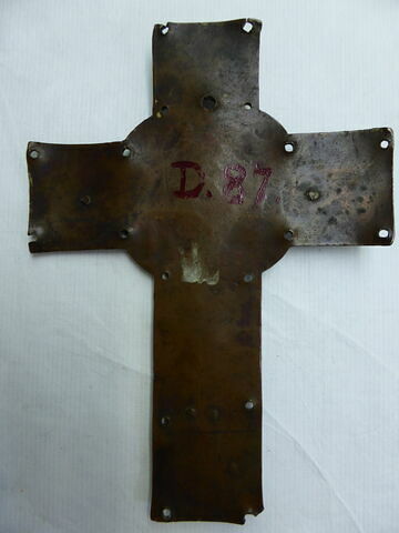 Plaque centrale d'une croix : Christ d'applique non couronné, image 2/2