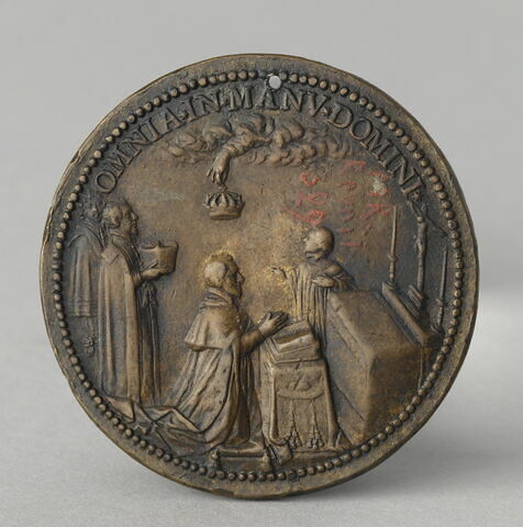 Médaille : Charles X, cardinal de Bourbon / le cardinal agenouillé devant un autel, image 2/2