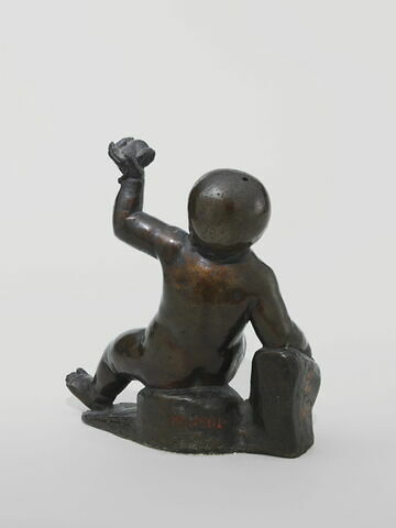 Statuette : un gros enfant nu assis, tenant une coquille de la main gauche, image 4/4