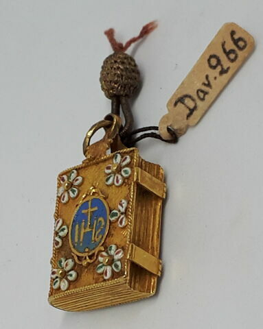 Médaillon en forme de livre fermé, orné des monogrammes du Christ et de la Vierge, image 3/5