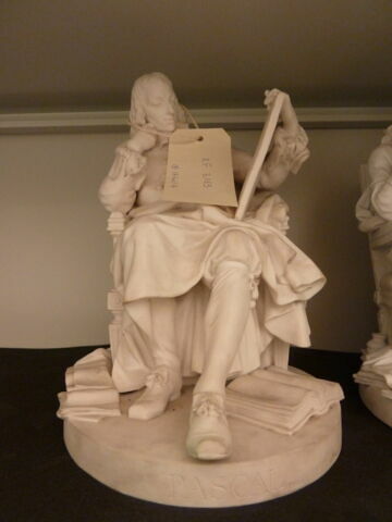 Statuette : Pascal assis, image 1/1
