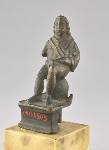 Statuette : Homme assis tenant une corne d'abondance, image 4/4