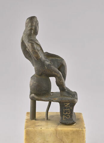 Statuette : Homme assis tenant une corne d'abondance, image 2/4