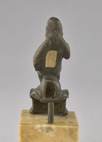 Statuette : Homme assis tenant une corne d'abondance, image 3/4