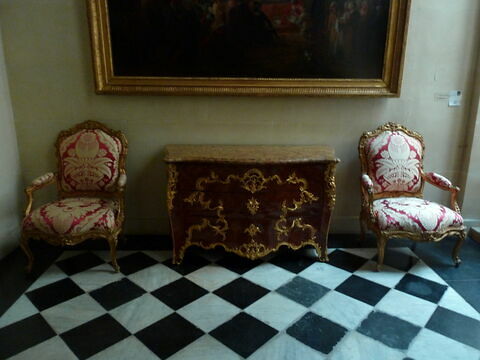 Commode de la chambre de la dauphine Marie-Thérèse Raphaelle d'Espagne à Fontainebleau
