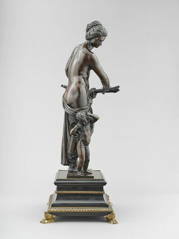 Groupe sculpté : Vénus brûlant les flèches de l'Amour, image 3/5