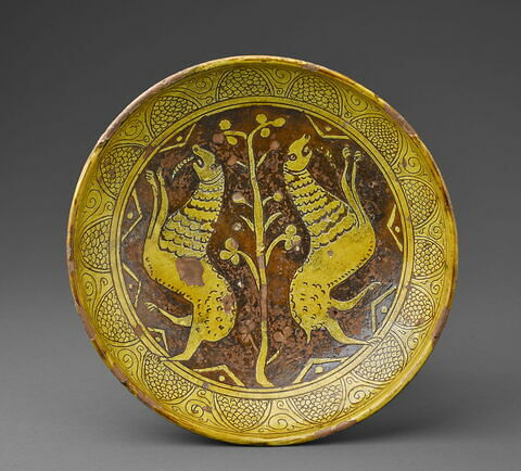 Coupe à pied bas, décorée de deux animaux dressés, adossés à un arbre stylisé
Art byzantin.