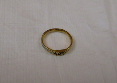 Bague en or gravé et émaillé bleu pâle, image 1/4