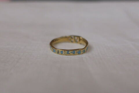 Bague en or gravé et émaillé bleu pâle, image 3/4