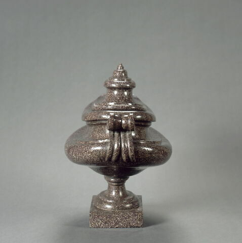 Vase ovale dit nef ou navette, image 2/4