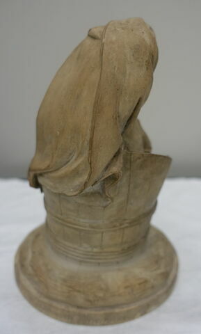 Statuette : la Ravaudeuse, image 4/5