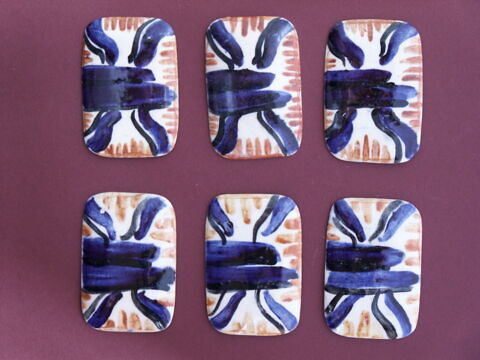 Six boutons en faïence