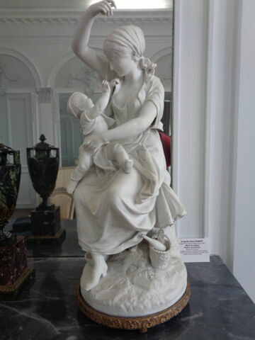 Statuette : mère et enfant